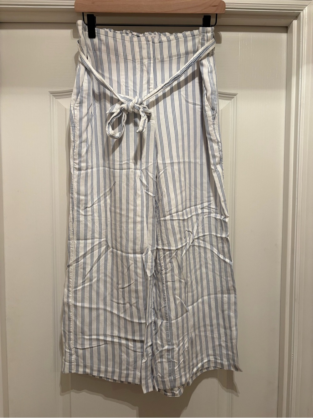 Women’s LOFT blue/white vertical stripe wide leg pull on pants tie waist size M